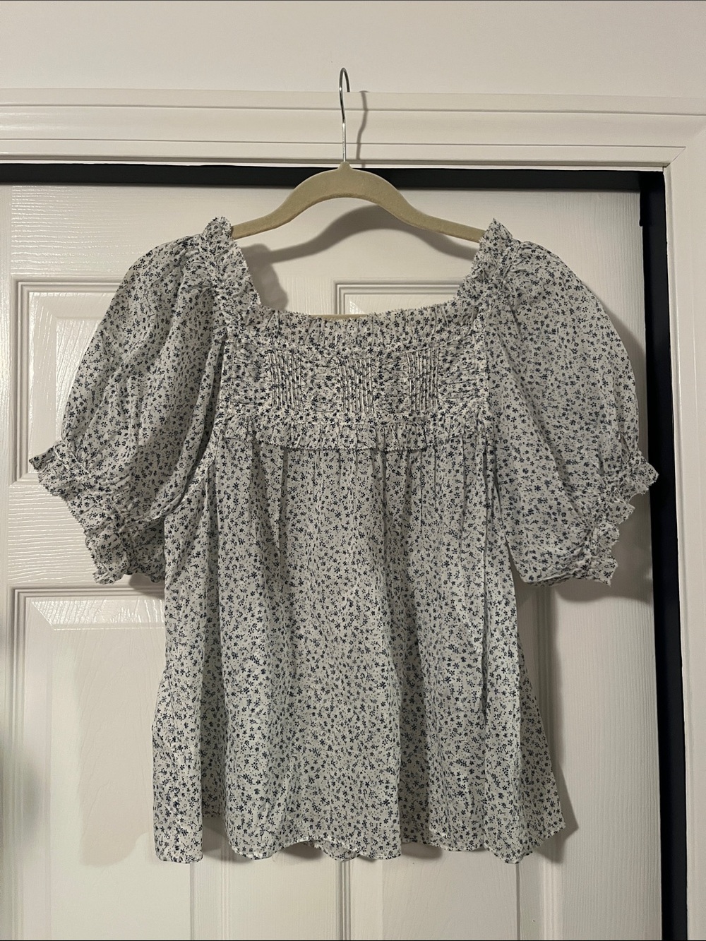 White Floral Puff Sleeve Smocked Peasant Top - Picture 4 of 7